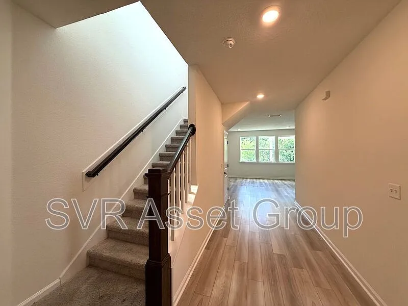 4 bed, 3.0 bath, 2393 sqft, $2,999 — Photo 4