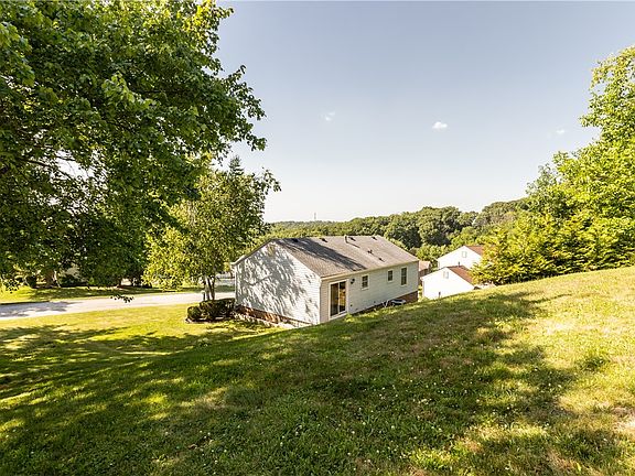 4th image of 10 Kohleen Dr