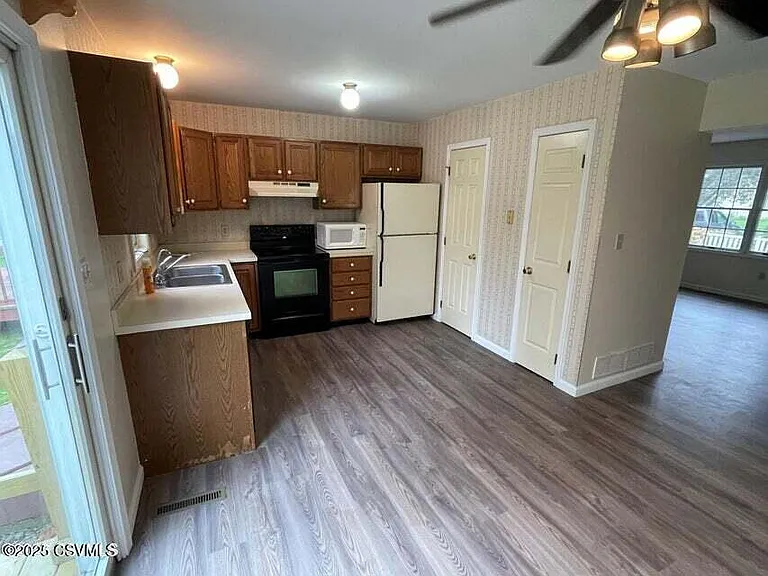 517 Meadow Ln — Photo 3