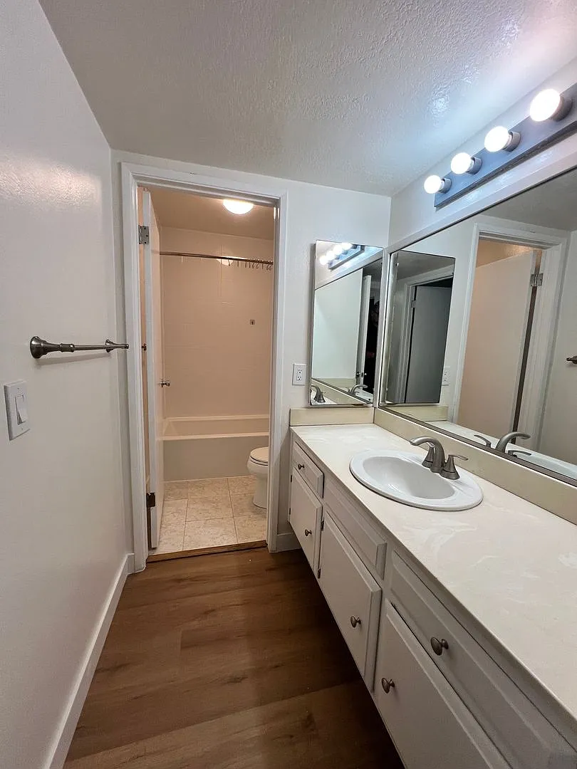 Huntington Beach 1 bed 1 bath Now Available — Photo 4