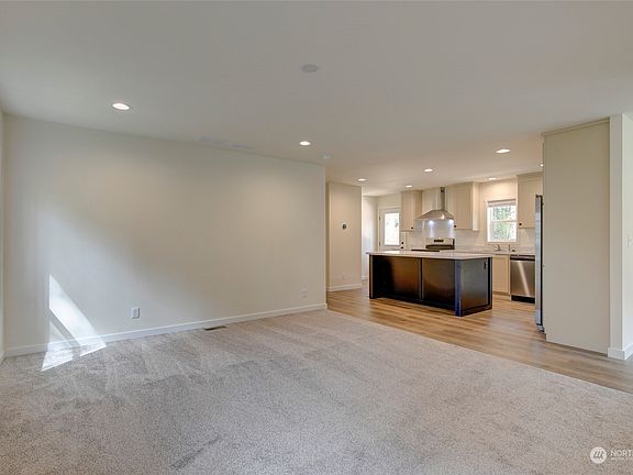 4th image of 610 Paradise Court NE