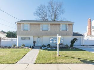 292 N Utica Ave, Massapequa, NY 11758