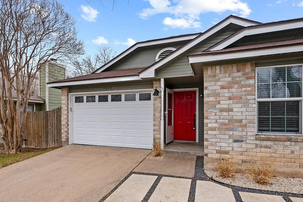 2 bed, 1.0 bath, 854 sqft, $1,700 — Photo 2
