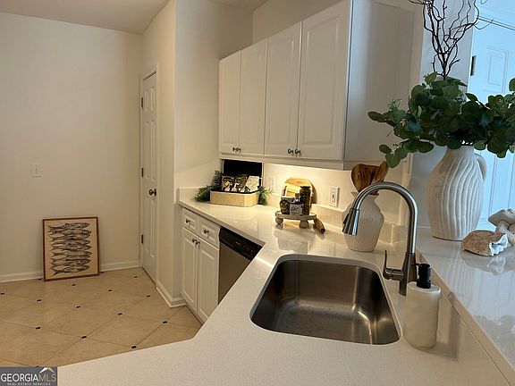 5th image of 3334 Peachtree Rd NE APT 1203