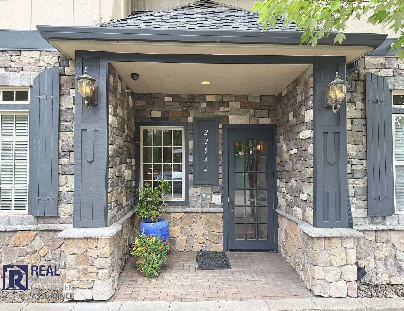 Spacious 1 Bed / 1.5 Bath Sherwood Condo with Parking, Storage & Laundry — Photo 2