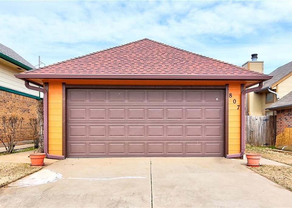 1st image of 807 NE 17th Ct