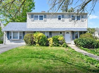 8 Story Ln, Hicksville, NY 11801