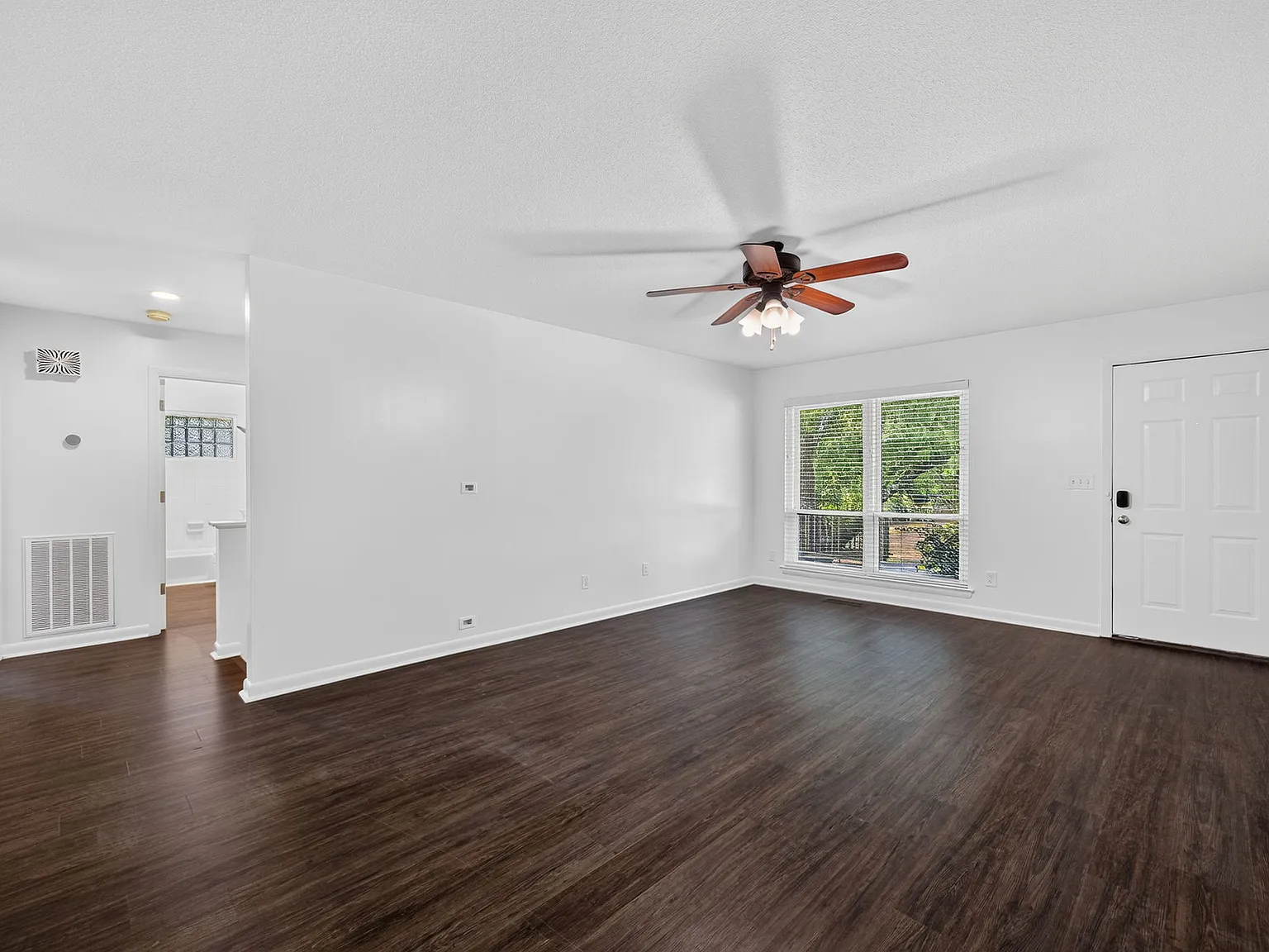 3 bed, 2.5 bath, 1800 sqft, $1,990 — Photo 2