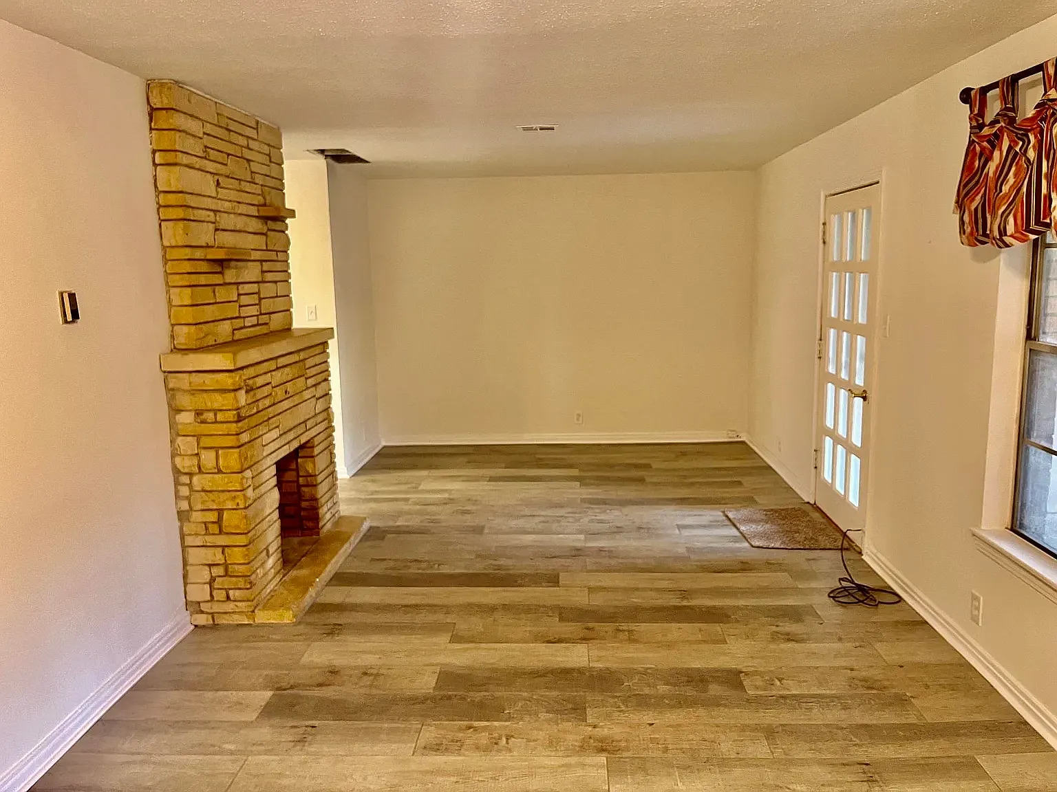 2 bed, 969 sqft, $1,000 — Photo 2