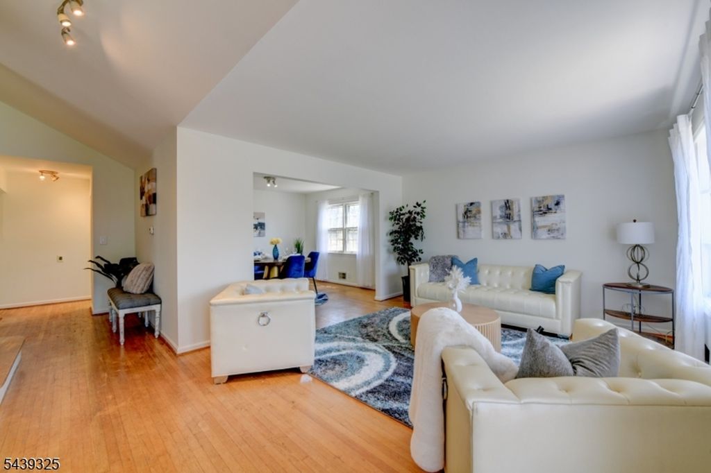 Apartment in West Orange, Essex - View 4