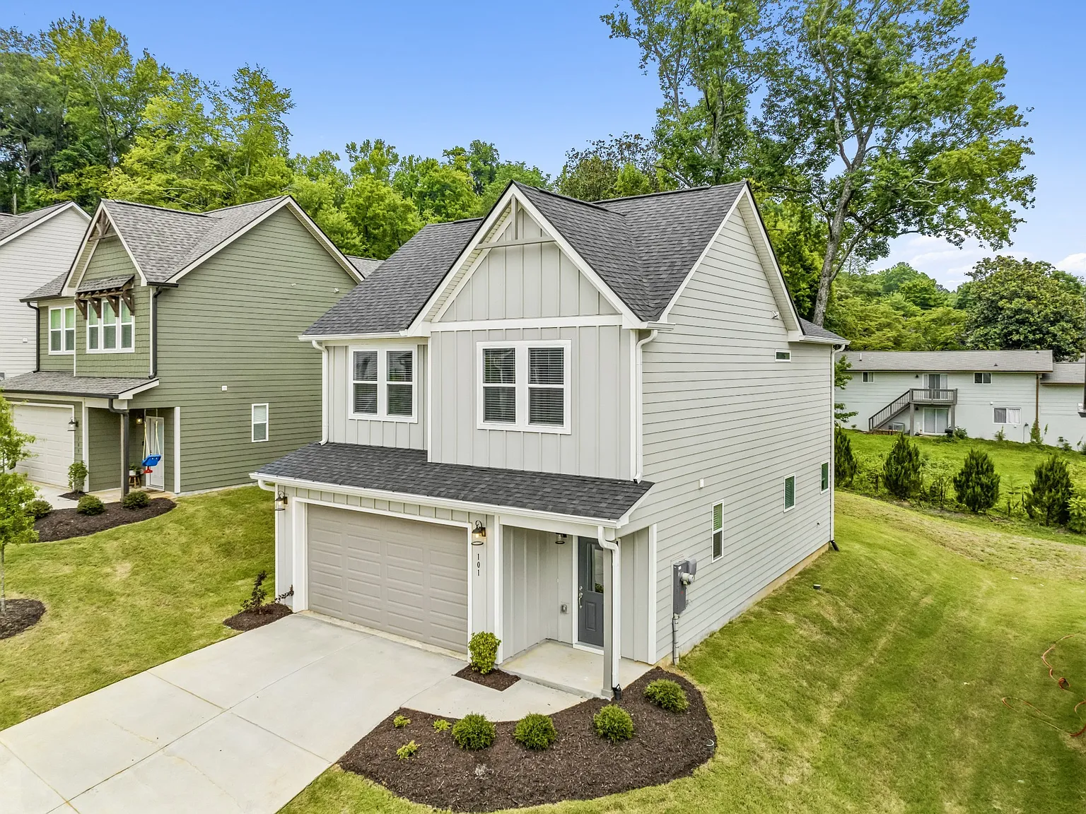 4 bed, 2.5 bath, 1766 sqft, $2,475 — Photo 1