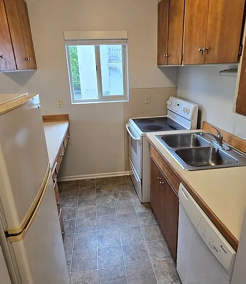 4714 22nd Ave NE — Photo 2