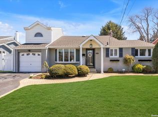 213 Philadelphia Ave, Massapequa Park, NY 11762