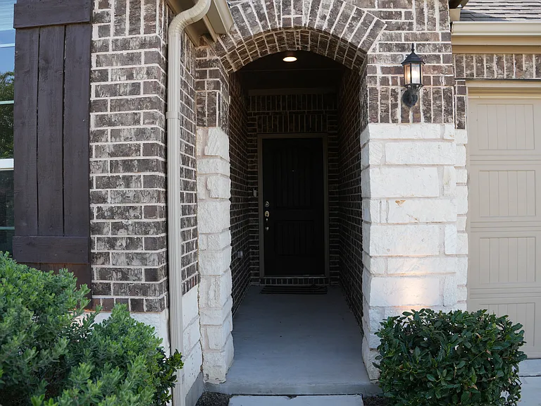2504 Melrose Dr — Photo 5