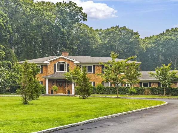 31 Kodiak Drive, Woodbury, NY 11797