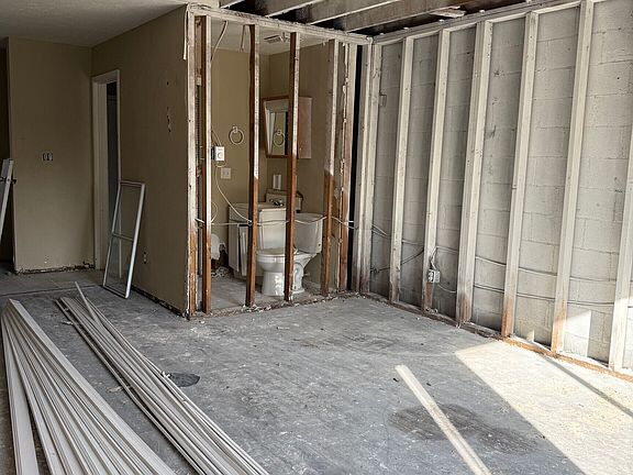 5th image of 8318 Meadowlark Dr