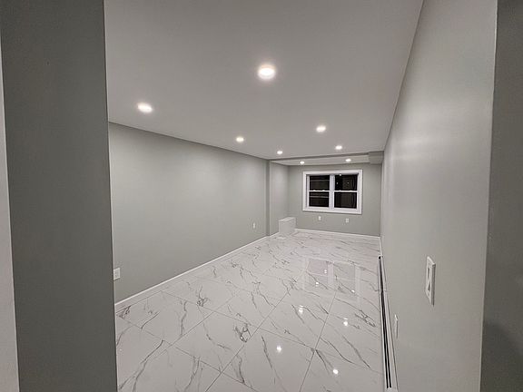 4th image of 2819 Schurz Ave #2