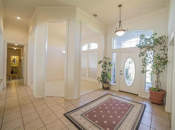 3rd image of 827 Cody Rd