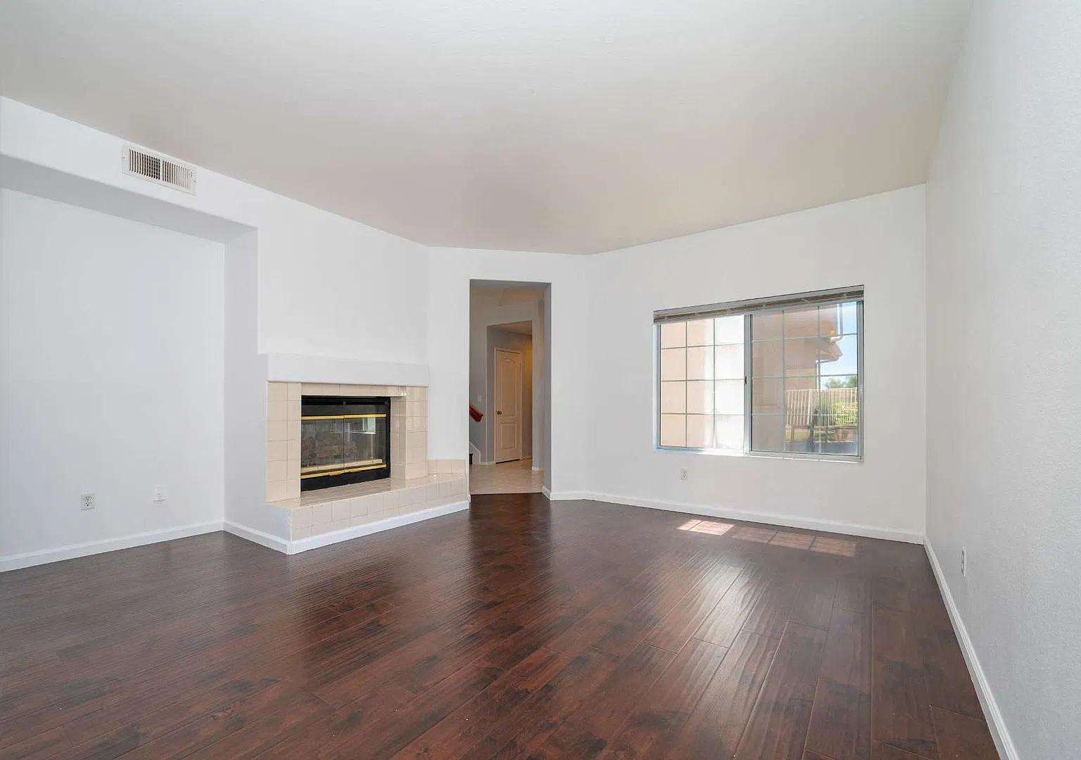 Murrieta - 2-story 5 bed / 2.5 bath Home with A/C, Garage, Laundry + More! — Photo 2