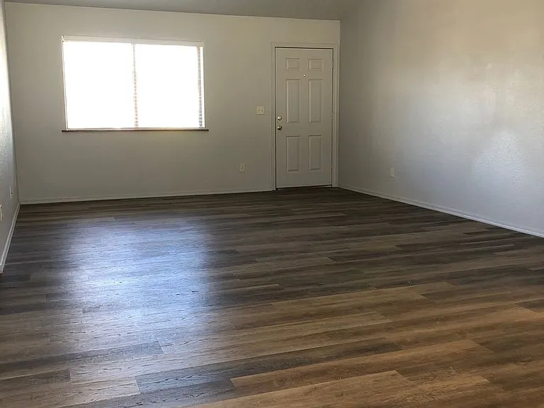 3523 N Dale Dr — Photo 2