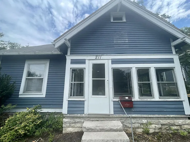 211 E 2nd St — Photo 20