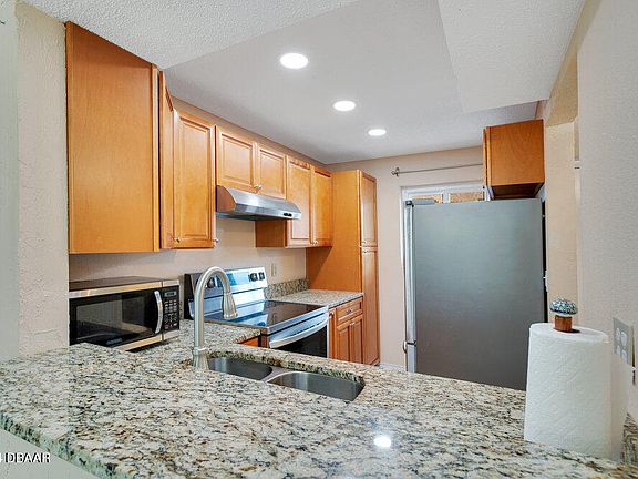 4th image of 144 S Halifax Ave APT 8