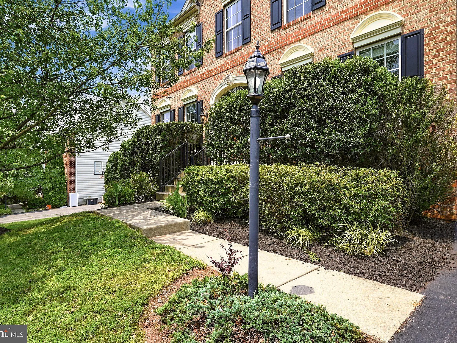 4 bed, 4.5 bath, 4148 sqft, $5,000 — Photo 3