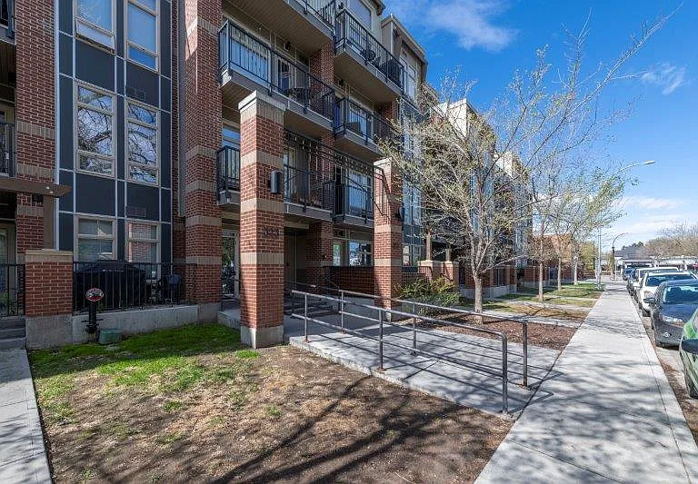 323 20th Ave SW #402 — Photo 30