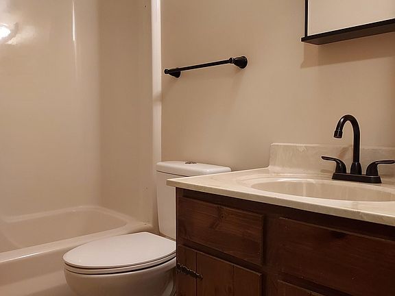 4th image of 641 W Schleier St APT A1