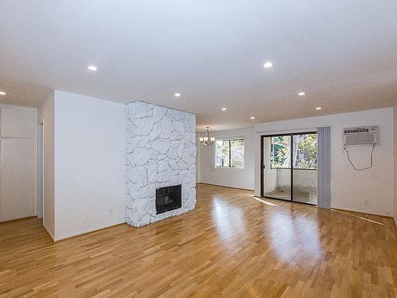 2nd image of 11545 Moorpark St #13