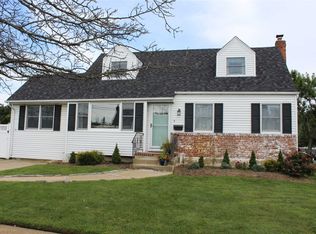 6 Joludow Dr, Massapequa Park, NY 11762