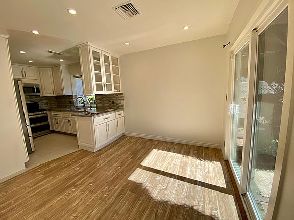 5th image of 14147 Moorpark St