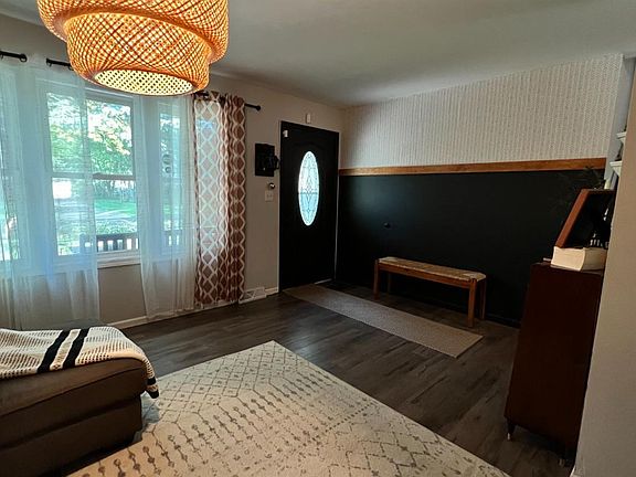 3rd image of 1055 W 10th Pl