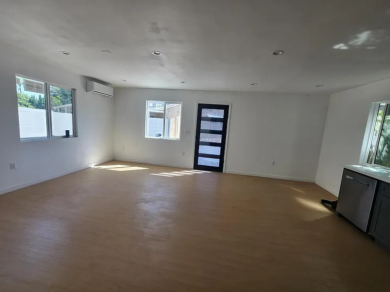 9807 Peach Ave — Photo 2