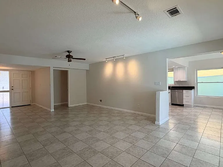 3827 E Larkspur Dr — Photo 2