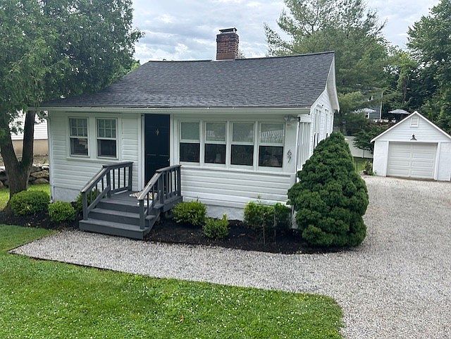 Front of the cottage - 1 car garage