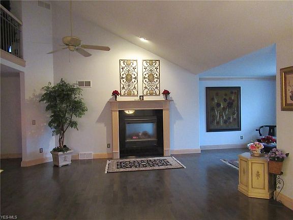 3rd image of 6866 Twin Oaks Ct