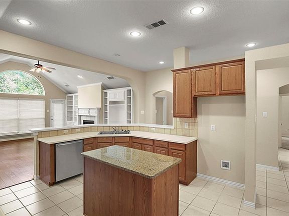 3rd image of 1011 Noble Ave