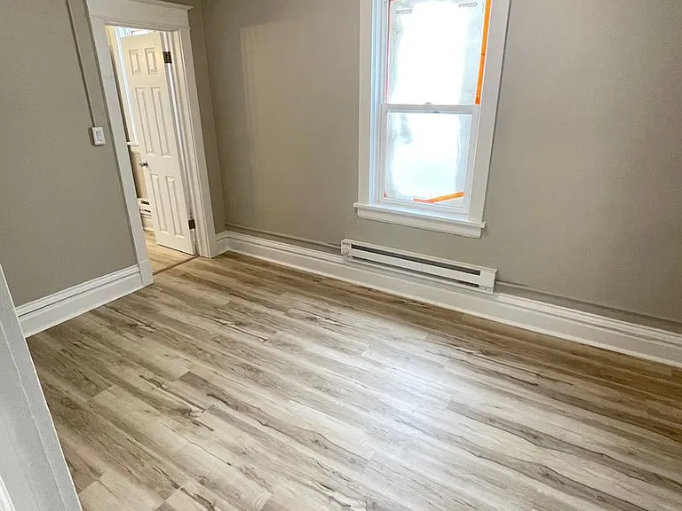 611 E 6th St — Photo 28