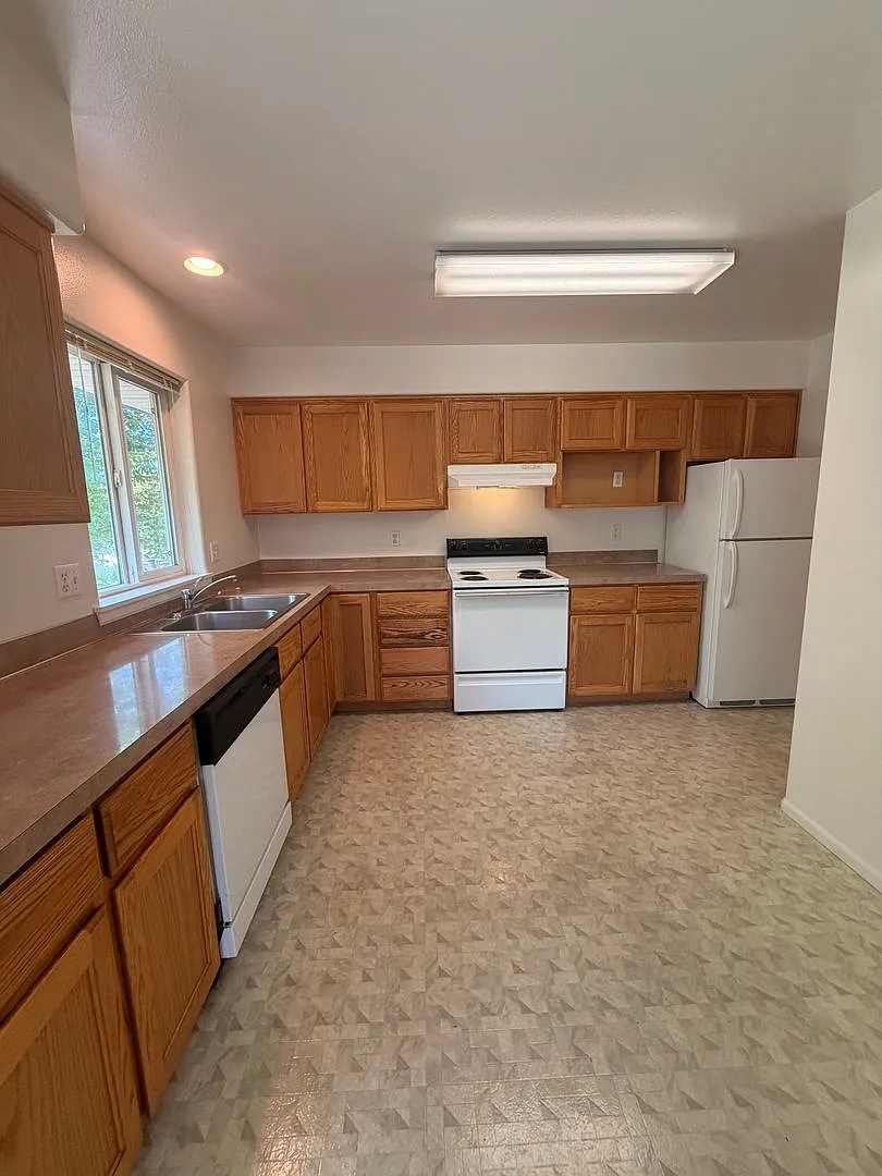1683 Ono Ave. — Photo 2