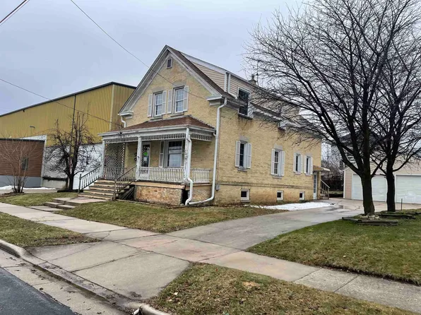 818 S 20th St, Manitowoc, WI 54220