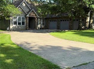 9425 Hawkeye Dr, Paris, IL 61944