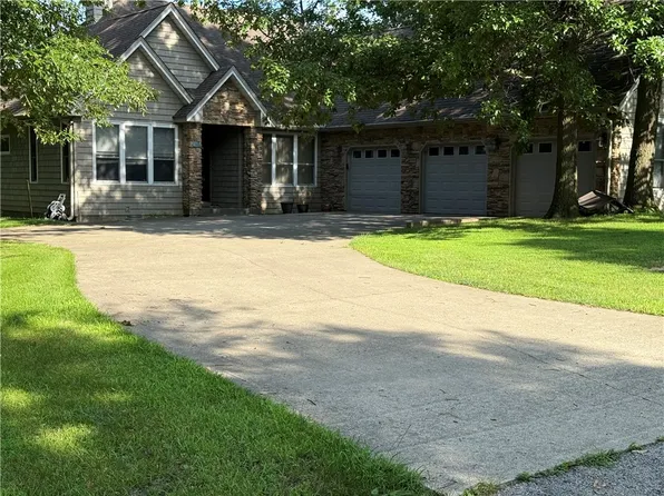 9425 Hawkeye Dr, Paris, IL 61944