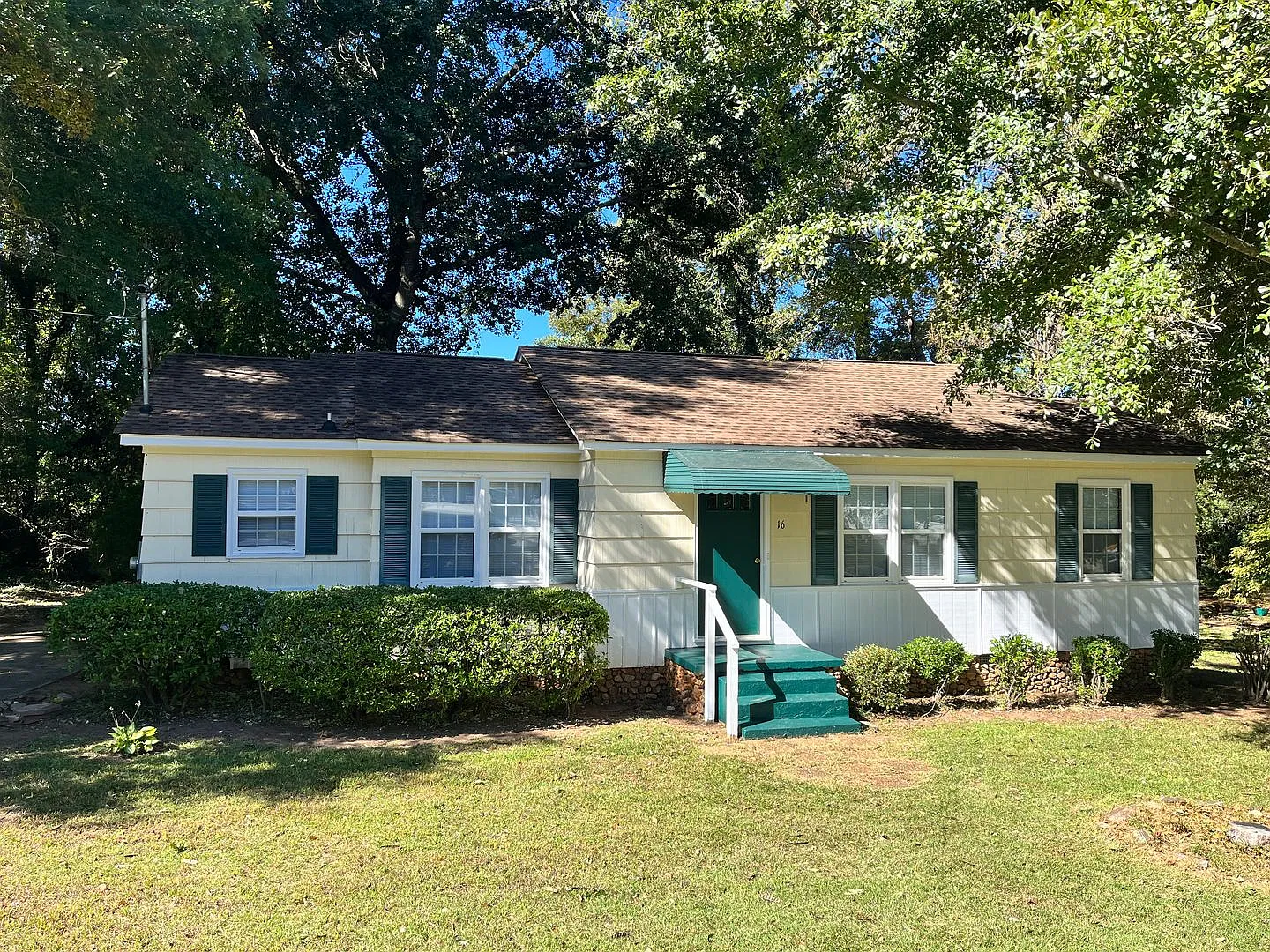 Wow! 3 bedroom, 1 bathroom property near Downtown Newnan! Must see! — Photo 1