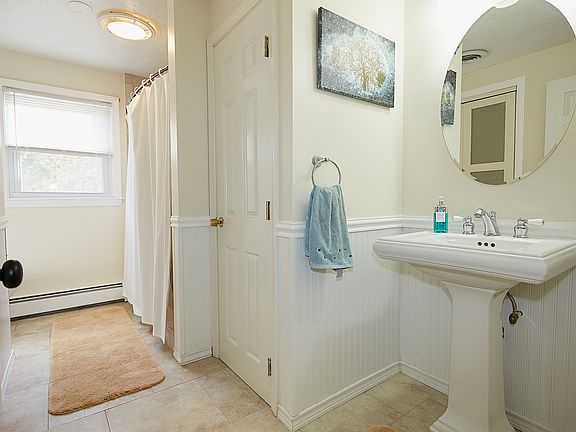 5th image of 30 Fox Hill Dr