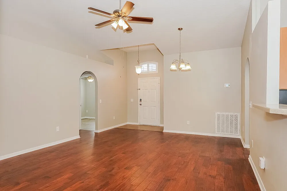 3 bed, 2.0 bath, 1472 sqft, $2,280 — Photo 4