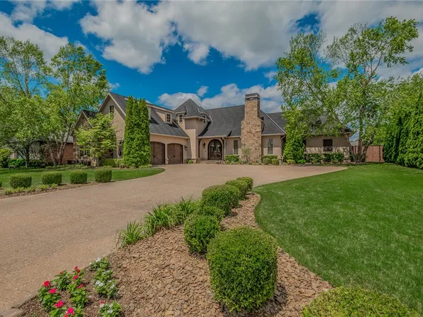 7 W Colonial Dr, Rogers, AR 72758