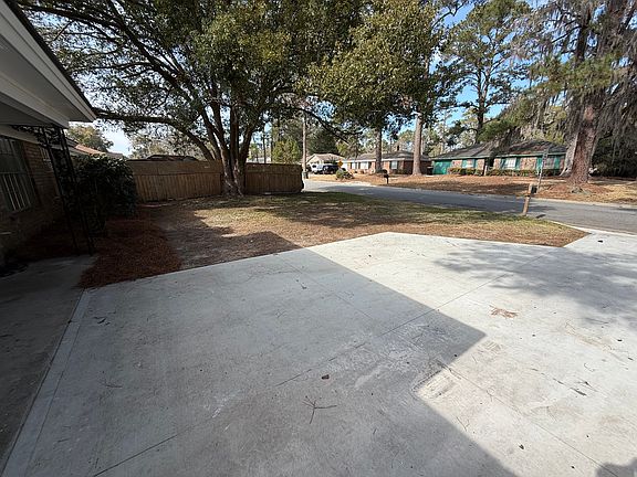 3rd image of 7 Greenbriar Dr