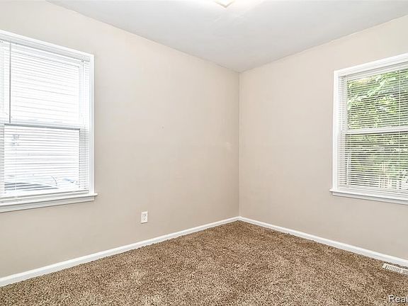 4th image of 24329 Lehigh St