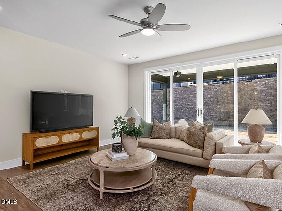 5th image of 338 Aspen Ave